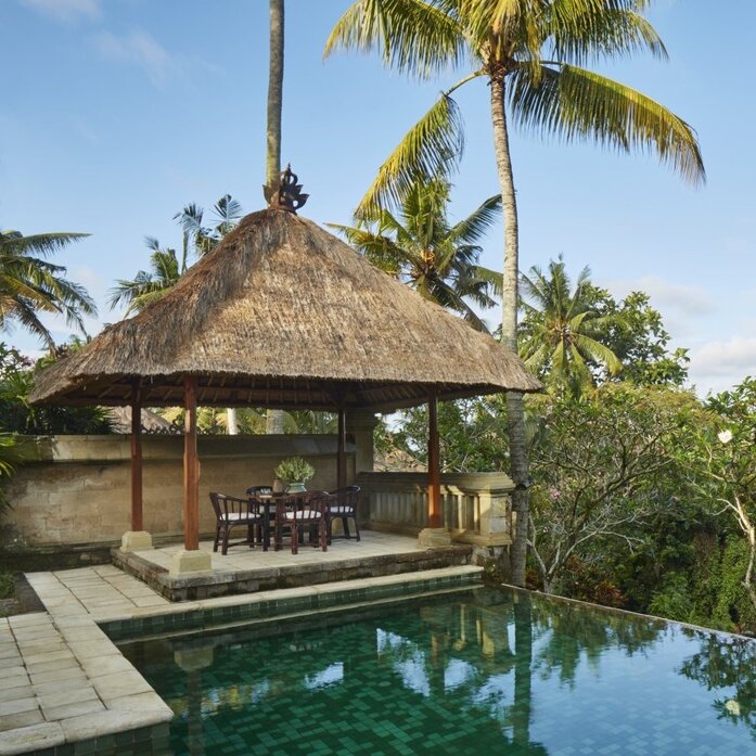 গার্ডেনের পুলের পাশে অ্যামান্দারি রিসর্টের ছাদযুক্ত ডাইনিং প্যাভিলিয়ন, ইন্দোনেশিয়া।