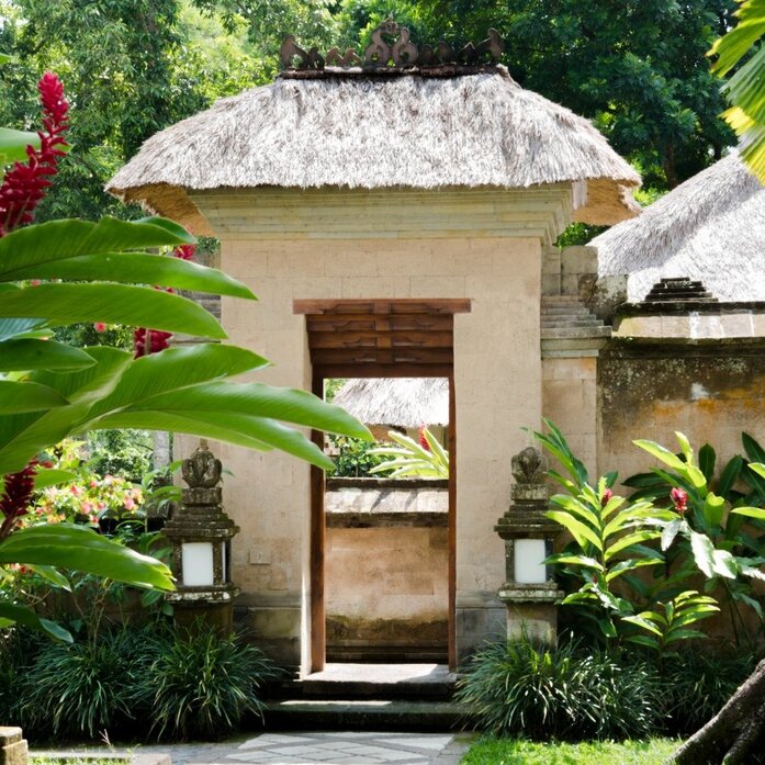 অ্যামান্ডারি রিসর্টে প্যাভিলিয়ন প্রবেশদ্বার, ইন্দোনেশিয়া—ঐতিহ্যবাহী স্থাপত্য এবং সবুজ বাগানের মধ্যে।