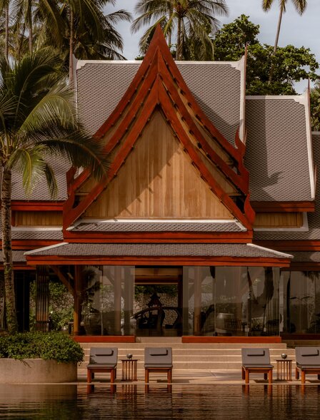 アマンプリ・リゾートのロビー・パビリオン。タイの広大なプールエリアに面した金色の屋根の建築物。
