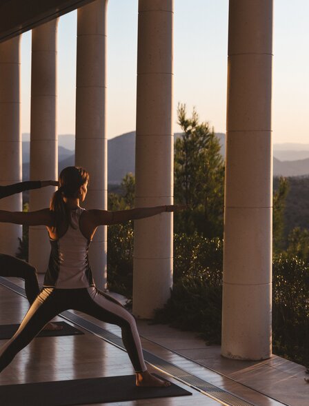 Sala yoga con veduta panoramica sui monti al tramonto presso il resort Amanzoe.