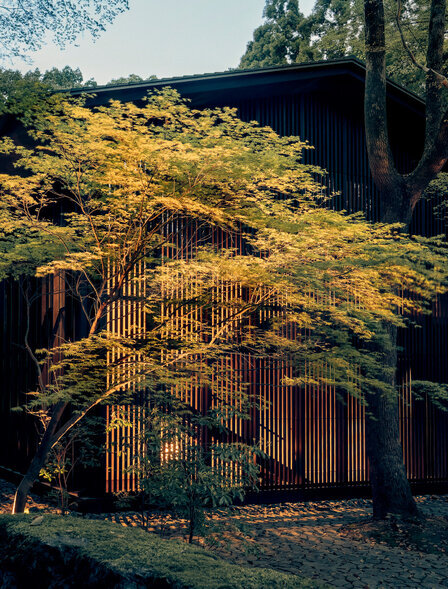 安缦京都度假村外观，黄叶树木围绕传统日式建筑。