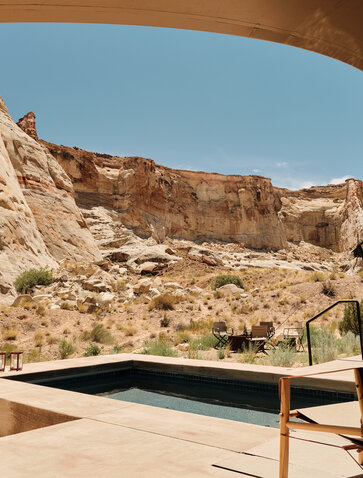 Pavilion avec piscine plunge et vue sur les formations rocheuses désertiques d'Amangiri.