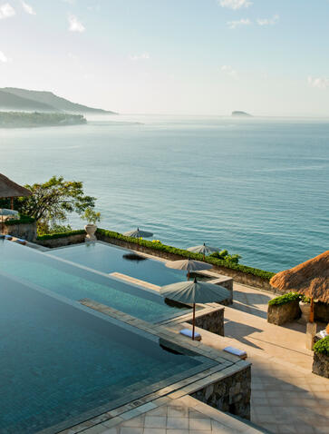 Piscine à débordement surplombant la baie de Lombok à Amankila, un resort en bord de mer.