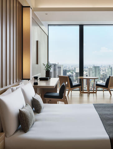 アマン東京のスイートルーム、床から天井までの窓から東京の街並みを望む。