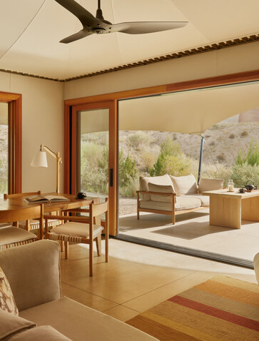 Pavillon d'hébergement Sarika à Amangiri, avec salon ouvert donnant sur la terrasse et le désert environnant.