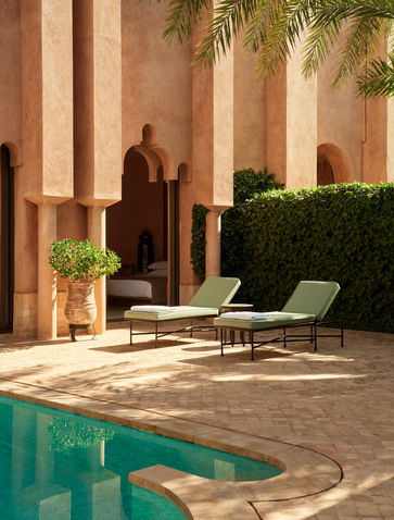 Chambre avec piscine et colonnes à Amanjena, un resort au Maroc.