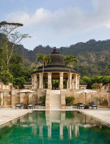 安缦齐和度假村中的达兰吉沃套房，配备翠绿色泳池和传统巴厘建筑。