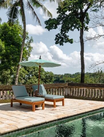 عائلة تستمتع برحلة هادئة في منتجع أمانداري في بالي، إندونيسيا.