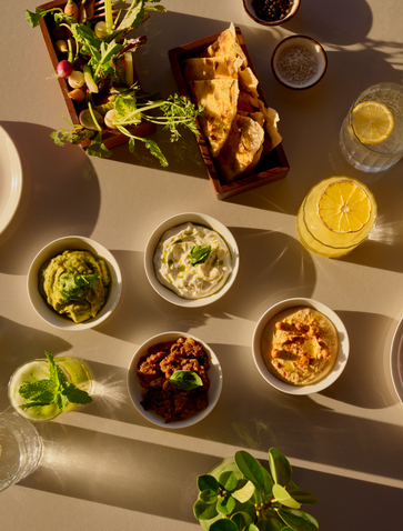 Platos de aperitivos y bebidas en el restaurante de playa del resort Amanyara en Turks y Caicos.