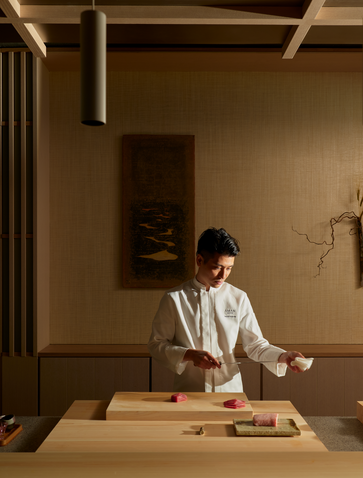 アマン ニューヨークのシェフ・タクマがオマカセカウンターで調理する様子