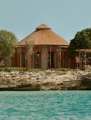 Vista desde el agua hacia el bar de la playa en Amanyara, un resort en Turks y Caicos.