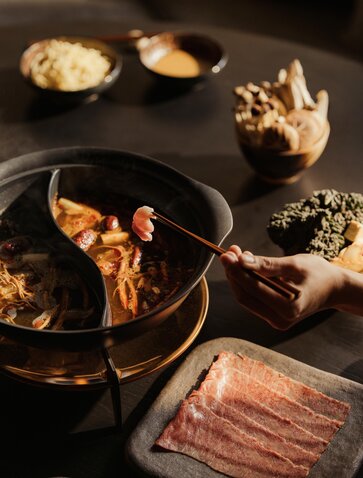 Ingredienti freschi per la cucina alpina al resort Aman Rosa Alpina, tra cui frutti di bosco, carne e erbe aromatiche.