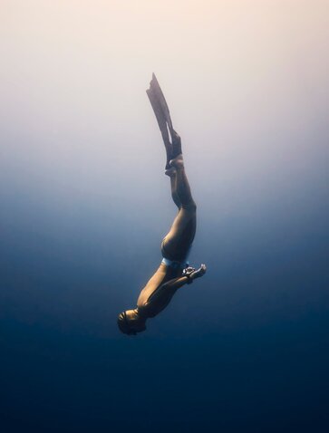 アマンヤラのリゾートでの自由潜水、アレクセイ・モルチャノフが深く潜降する。