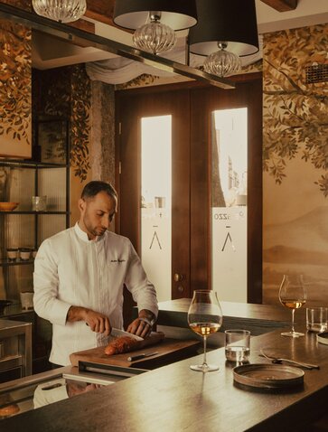 Exécutif Chef Matteo Panfilio à la table de cuisine du Palazzo, Aman Venice