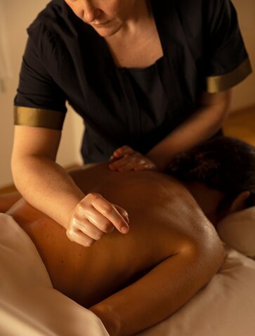 Thérapeute prodiguant un massage du dos à Aman Venice.