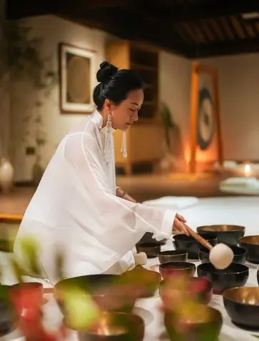 法云安缦度假村的女性按摩师准备进行传统疗法护理。