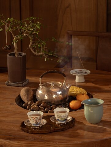 Traditional tea ceremony setup at Amanyangyun with stove-side boiled tea and ceramic vessels.