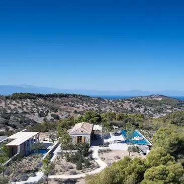 Villa con una camera da letto ad Amanzoe, con vista sulla costa e sulla città di Spetses in Grecia.