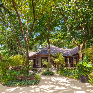 Villa à trois chambres entourée de verdure tropicale à Amanpulo.