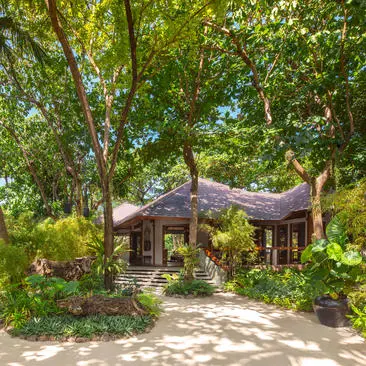 Villa de tres dormitorios rodeada de vegetación tropical en Amanpulo, resort en Palawan.