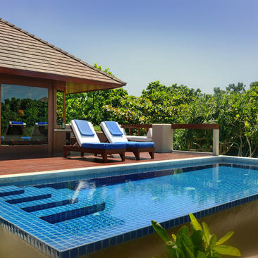Treetop pool casita avec terrasse en bois, chaises longues bleues et vue sur la jungle à Amanpulo.