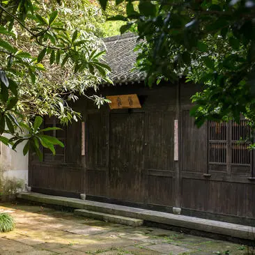 黑色木门村舍外观，法云安缦度假村，中国杭州。