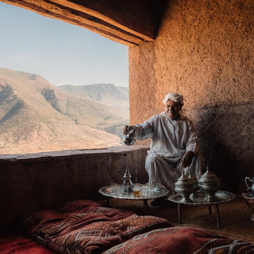 宾客在安缦珍纳度假村的露台上冥想，俯瞰山谷景致。