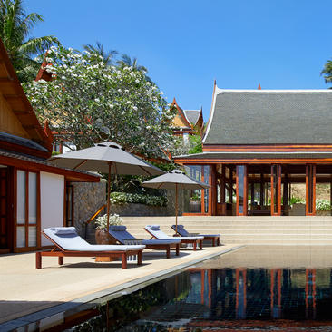 安缦璞瑞度假村五卧室别墅，设有露天平台、休闲躺椅及水池。