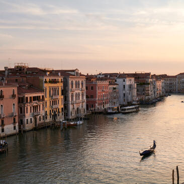 Vue du Grand Canal depuis le Palazzo à Aman Venice, hôtel à Venise.