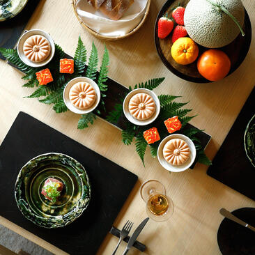 安缦京都度假村的京都美食庆祝活动，展示精心摆放的传统料理和时令食材。