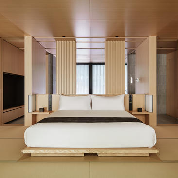 アマン京都のリゾートに位置する、天窓からの採光が特徴的な四柱ベッドの主寝室。