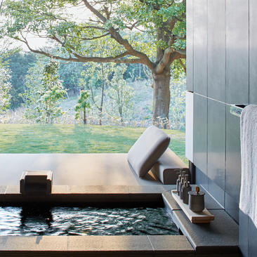 Salle de bains minimaliste avec baignoire donnant sur jardin boisé, Amanemu.