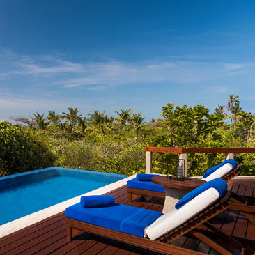 Casita treetop plunge pool with loungers at Amanpulo resort.