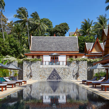 Villa con piscina a riflessione e architettura tradizionale tailandese ad Amanpuri resort.