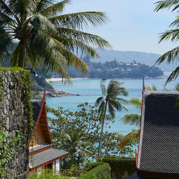 安缦璞瑞度假村泳池别墅，俯瞰清澈海湾与远处山景。