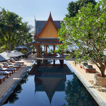 Villa con piscina a riflessione e padiglione tradizionale tailandese presso il resort Amanpuri.