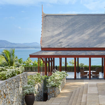 安缦璞瑞度假村的别墅露台，俯瞰海景和远处的山峦。