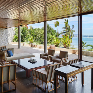 安缦璞瑞度假村的villa 36，宽敞的餐厅区域，大窗户眺望海景和热带花园。