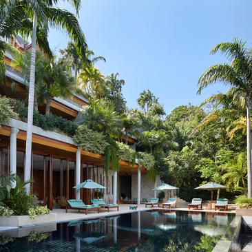 安缦璞瑞度假村的别墅外观，带有游泳池、棕榈树和现代建筑设计。