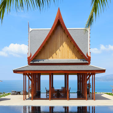 安缦璞瑞度假村的泰式亭阁，红色尖顶设计，俯瞰海景。
