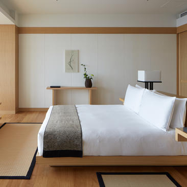 安缦东京酒店的principal bedroom，木框架设计，简约白色床品，日式tatami垫地板。