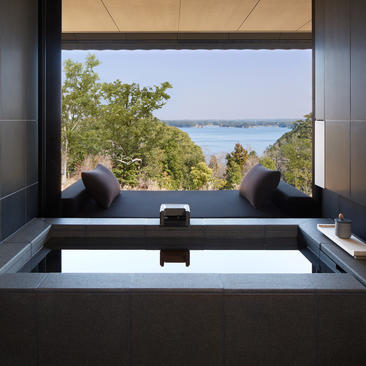 Bañera moderna con vistas al mar desde una suite en el resort Amanemu.