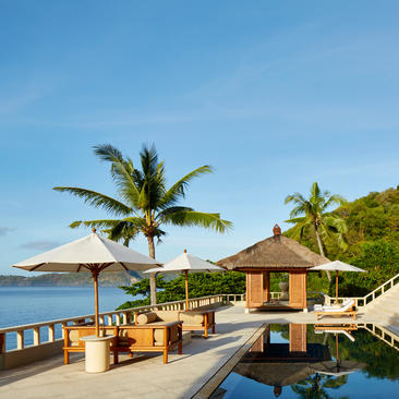 Suite con terrazza affacciata sul mare e palme, Amankila resort.
