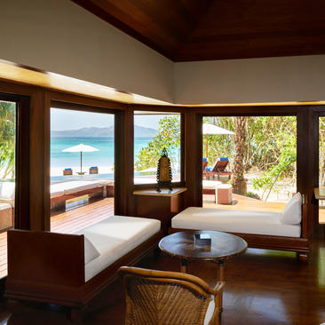 Casita avec lit à baldaquin et vue sur la plage à Amanpulo resort.