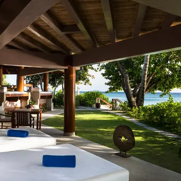 Una villa de un dormitorio en Amanpulo, con terraza cubierta, vistas al jardín y al mar.