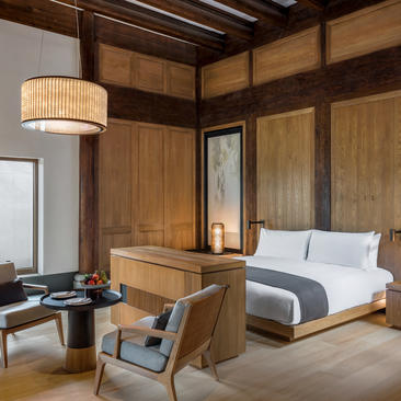 Principal bedroom at Amanyangyun with wooden furnishings and soft lighting.