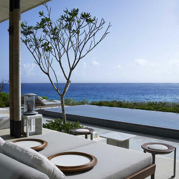 アマンヤラのカシータから、プール越しに海を望む開放的なテラス。