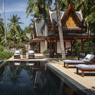 安缦璞瑞度假村的海洋泳池馆，木质建筑与无边泳池相邻，棕榈树环绕。