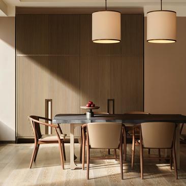 Sala de jantar da suíte de canto no Aman New York com mesa de madeira clara, cadeiras de design moderno e iluminação pendente minimalista.