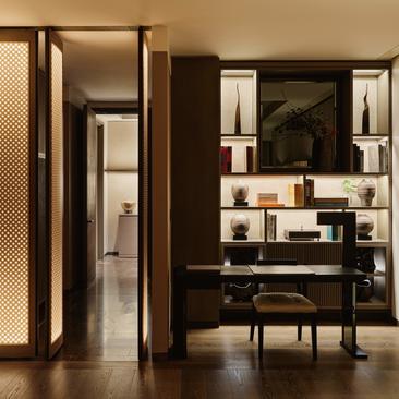 Suite Corner com área de trabalho e entrada para banheiro no Aman New York.